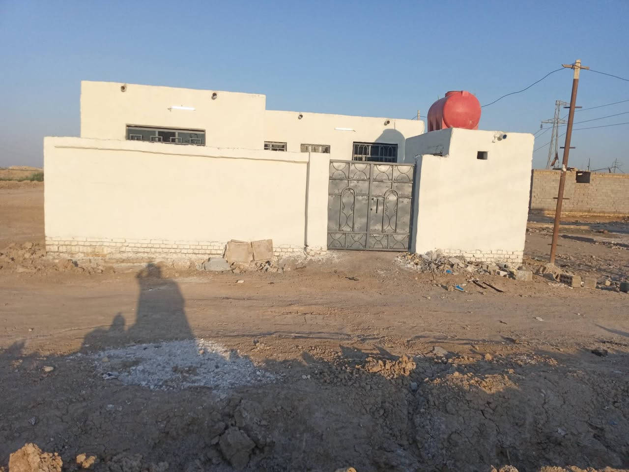 سلام عليكم  بيت لبيع 200 متر نزال 20
قرفتين 4x5 صاله 4x8 مطبخ 4x4  ديوان   4x7
البيت بلوك بناء جديد   ماء كهرباء  حي زهراء 
 
وذا اكو عاله زيغيره نجره 
***********

