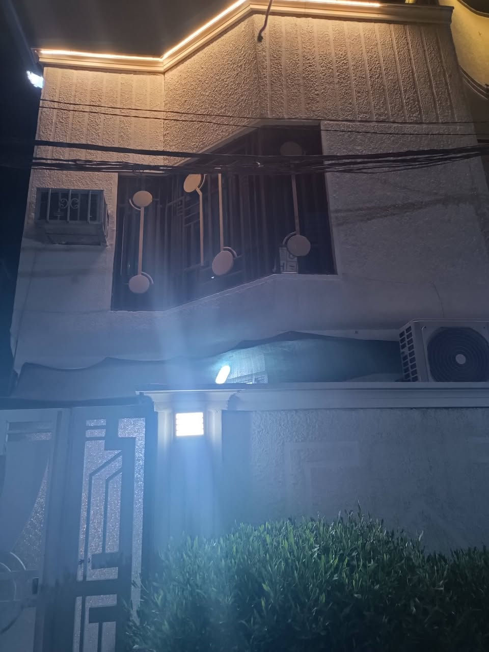 السلام عليكم بيت للبيع طابو زراعي سند25
طابقين مع كراج واستقبال منفصل حمام عدد3
غرفه عدد 3
ارضيه بورسلين جديد 
المساحه 125
ماء مجاري وكهرباء البيت ماناقصه شي 
العنوان كربلاء الحر الصغير شارع المستوصف  للتفاصيل اتصل على الرقم  ***********
