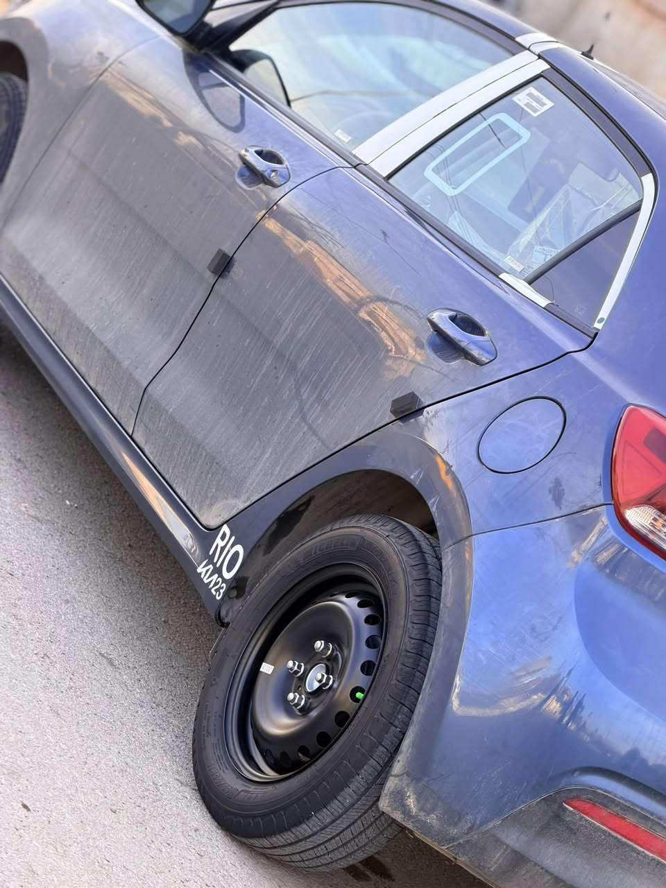 السلام عليكم / كيا ريو مديل 23
مواصفات : تحكمات ستيرن + كروز سرعه وسبورت هيترات كشن 
سياره جديده ماشيه 40 حقيقي  بوضع الشركه 
حادثها : قطعتين جاملغ ونص البوند
السعر 122 ورقه وبيها مجال للطيبين
للأستفسار الاتصال عبر الارقام التاليه 
اسيا ***********
كورك ***********
