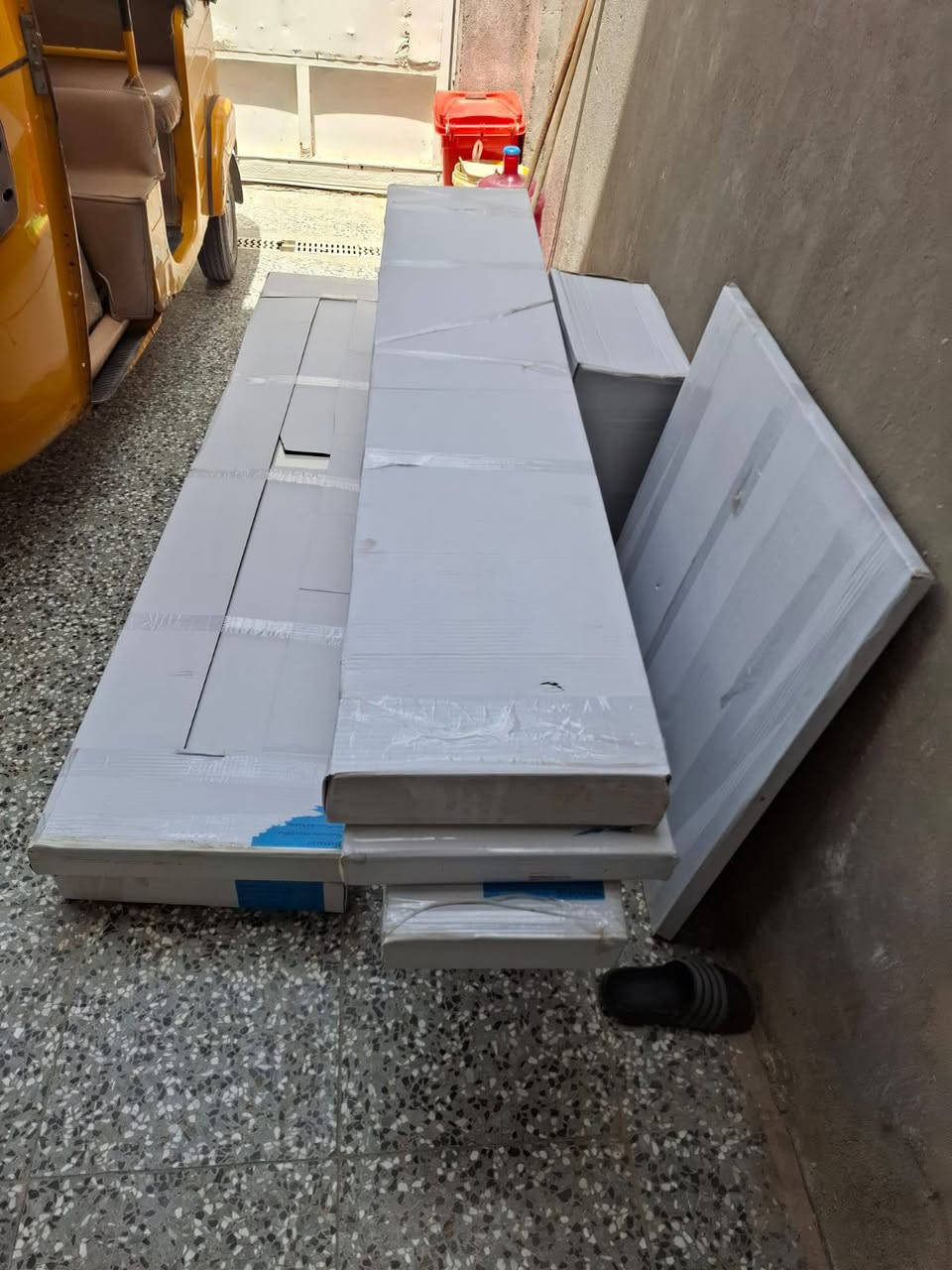 غرفه متكونه من 5قطع جديده بلكراتين موديل مودرن لون مميز سرير جك سعرها بس 525قفل توصلك وتنشد لكل مناطق بغداد اخد سكرين وتفضل واتساب فقط ***********

