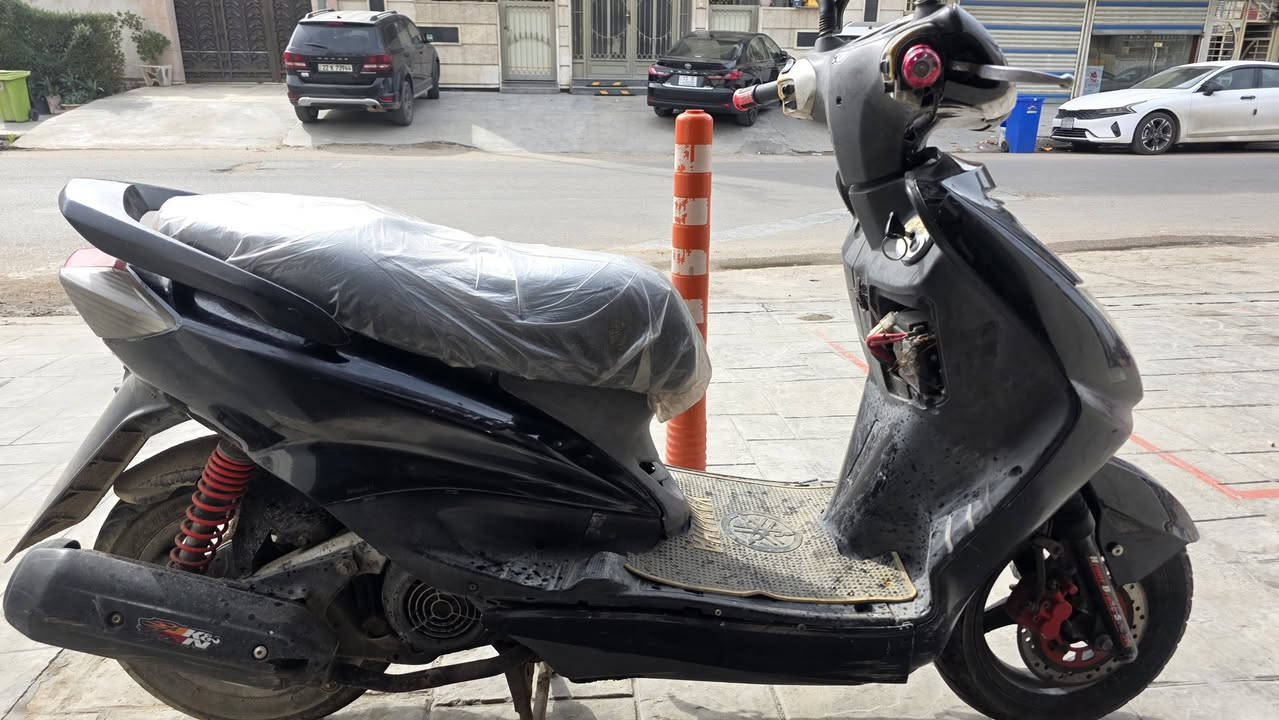 السلام عليكم دراجه سكنس نثيه تكدر تشتغل بيه دلفري وتكدر تشتغل بيه مندوب وتكدر اتطربك بيه جلبه مال شارع. بس اتوازيت . وارد ابيعه.  لون اسود مثل ماموضح للبيع.   سعر 500. كلشي بيه شغال بس العداد مال السرعه ميشتغل.   عداد بانزين يُشَتغلً  كهربائياته زينه.  تشتغل سلف وهندر.  وبيه منفيس مكاني الدوره ابو دشير.  رقمي *********** وبيه واتساب تجي تفحص عجبتك اخذه معجبتك هله بيك
