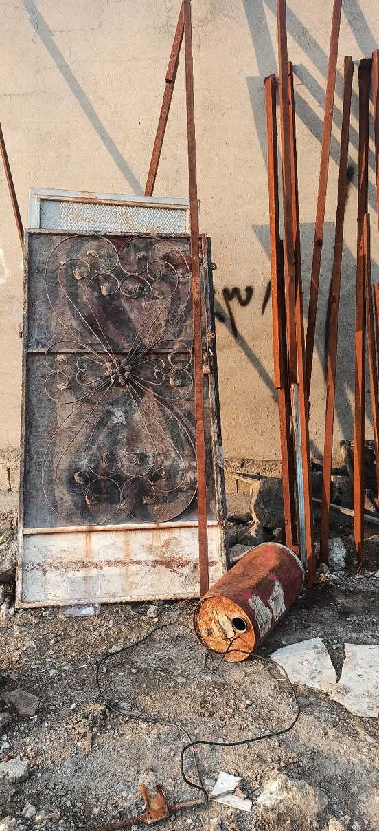 للبيع ابواب وشباك و محجل وحديد صب العنوان قرب مول العيسى للتواصل عل رقم ***********
