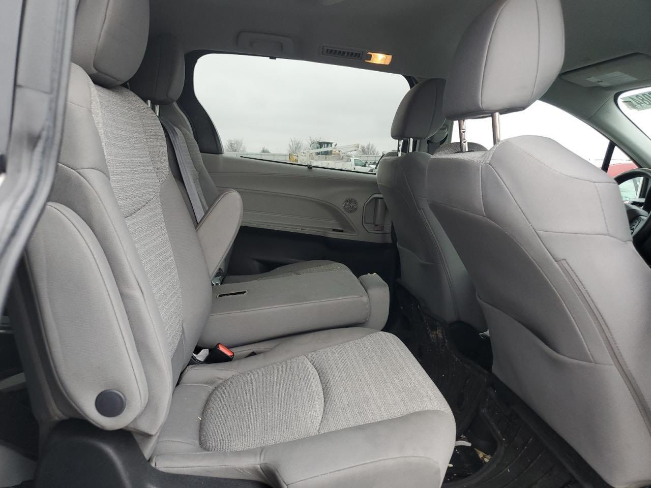 السلام عليكم 
للبيع  
سينا 2022 وارد امريكي LE 
حادثها والسونار كلهن موجودات السيارة الحمدالله مانقصها اي شي كلها كاملة وجاهزة 
السيارة مال بيت يعني 
السعر 28،000$ المكان
 بغداد  رقم الهاتف ***********
