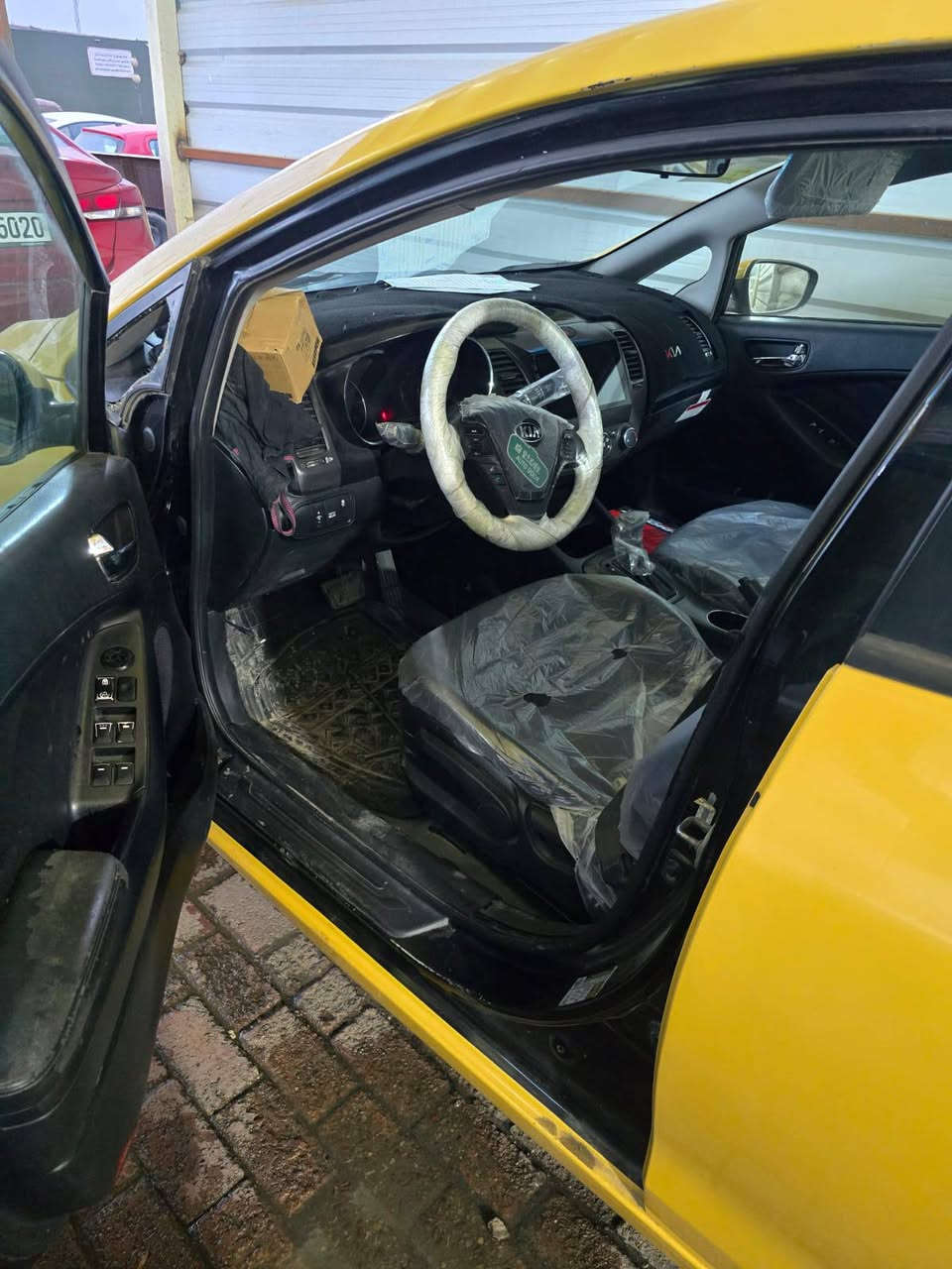 سلام عليكم كيه فورتي  2014
حادثه جوملغ وقبق جنطه مكينه كير خير من الله 

تخم تاير حداديه كله جديد تبريد شغال 

مصفره هيئه وغرامات ابجك للشغل 

السعر 95 بيه مجال كلش قليل 

مكاني بغداد 

للتواصل ***********@
