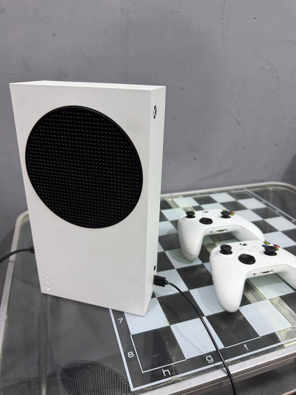 سلام عليكم 

( إكس بوكس سيريس إس) من شركة مايكروسوفت باللون الأبيض (Robot White). والنسخة الظاهرة في الصورة تأتي بسعة تخزين 512 جيجابايت من نوع SSD 
(كما هو مكتوب على الكرتون) لا يحتوي على مدخل أقراص 
بي شتراك هم مخلص بس  جهاز كلش نظيف امانت الله ومستعمله قليل. بي منزل بس جتي اي وكلف ديوتي كلشي ينزل على جهاز 
سعر خاص وسهله ان شاء الله  
مكاني بغداد الكاظميه المقدسه *********** وتساب 
أدمن بلا زحمه عليك وافق نشر ❤️
