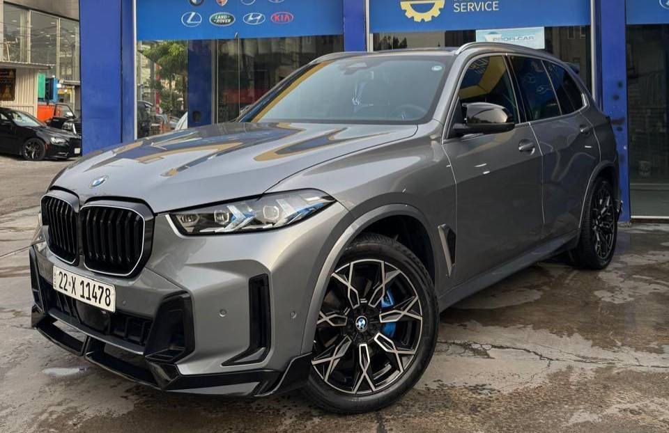 بي ام دبليو X5 موديل 2024 
محرك 6 سلندر فول فول مواصفات 

حجم المحرك V6 تون تيربو امريكي Drive 40i  
مرتبط بناقل حركة أوتو 10 نمر
يبلغ عزم الدوران 519 نیوتن / متر
مفتاح التشغيل بصمة

بانوراما
فتح الصندوق كهرباء
دفع رباعي AWD
اريل نفکیتر
حساسات أمامية
حساسات خلفية
لایت زینون + LED
بك لايت LED
دخول بصمة ذكي جميع الابواب
ويل كب 20
حساسات ضغط الاطارات
اشارة في المرايا الجانبية
المرايا قابلة للطي كهرباء
ب ماسحة خلفية
‏AIR BAG 8
نوع الكير / طرح
هاند بريك كهرباء
دشبول شاشة ديجيتال
الصفحة الرئيسية
دشبول شاشة ديجيتال
‏Apple Car play شاشة
شاشات ترفيهيه
كاميرا دوارة
5 كاميرات 360
كاميرا في المرآة الوسطية
الانارة الداخلية LED
مقود جلد حياكة
شفتات . مقود
مثبت السرعة Cruise
لول المودات والاوامر الصوتية
‏Wireless شاحن هاتف
مخرج منفذ الطاقة
فحص نظام السيارة
تتسع المقصورة 5 ركاب
المقاعد جلد
حركة المقاعد الأمامية كهرباء
تدفئة وتبريد المقاعد الأمامية
تدفئة مقاعد الصف الثاني
ذاكرة وضعية مقعد السائق
مثبت مقعد الطفل ISOFIX
ثلاجة
تبريد لمس مناخين منفصلين
أوضاع القيادة Drive Mode
‏Auto Hold أوتو هولد
الصفحات
رادار
تحذير النقطة العمياء
نظام مانع الانزلاق
نظام نزول المنحدرات
نظام تحديد المسار
نظام اطفاء وتشغيل المحرك التلقائي
نظام مساعد الركن التلقائي

*********** واتساب فقط
