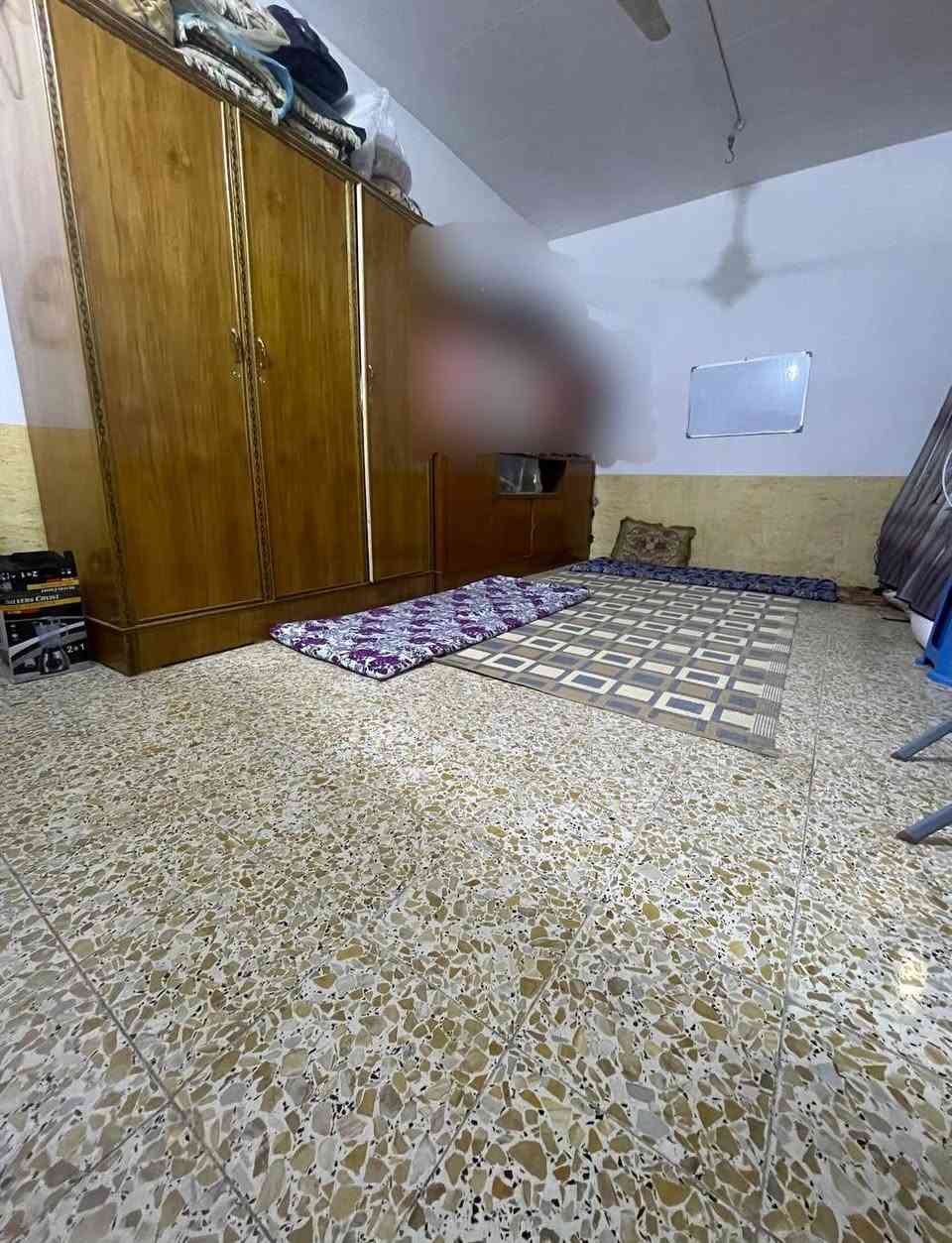 السلام عليكم بيت للبيع في حي الحسين المساحة 125 متر 
يتكون من غرفة وصالة واستقبال ومطبخ وحمام داخلي وخارجي 
للاستفسار الأتصال على الرقم ***********
