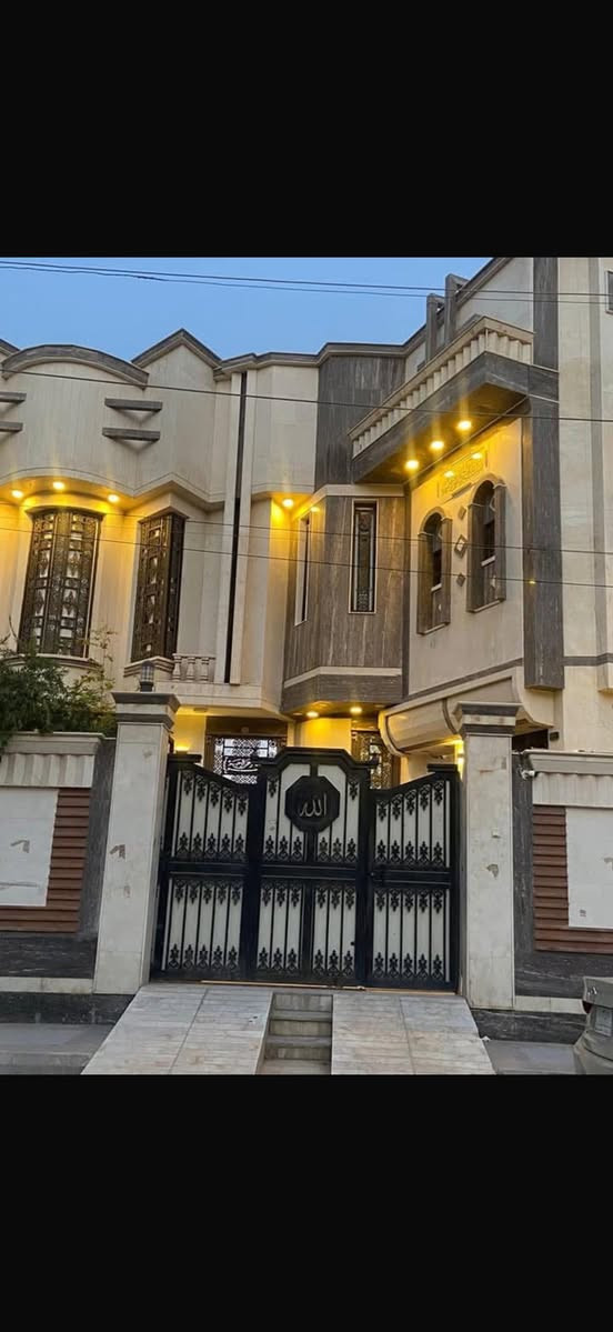 السلام عليكم 
بيت 🏠 للبيع 
في الإدارة المحلية ركن 
خلف البهوووو
 المساحه 307 م طابقين 
بناء درجه اولى فول الفول
سنة البناء 2023
مكان البيت 🏡 كلش مميز 
مكتب الخزاعي للعقار 
الشموخ مقابل مجمع الشموخ السكني قرب تعهدات احمد حليوه الأتصال على الرقم الموجود 
*********** ….
