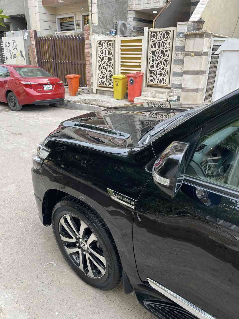 السلام عليكم
للبيع تويوتا لاندكروز 2019 

ساز باب اول ثلاث شاشات وتطبيق 

رقم بغداد باسمي تحويل مباشر

مكفوله كفاله عامه من الصبغ حتى دعاميات بدون صبغ فقط بارد قليل كلش بجاملغ الامامي وبدون فتح شرط

محرك كير لوك على وضع الشركه 

تخم تاير جديد 

ماشيه 74 الف حقيقي 

فوول مواصفات للاخير 

محرك 6 سلندر Gxr

السعر 530 وبيها مجال بسيط 

للاتصال ***********

مكان السياره بغداد المنصور او حي الحسين
