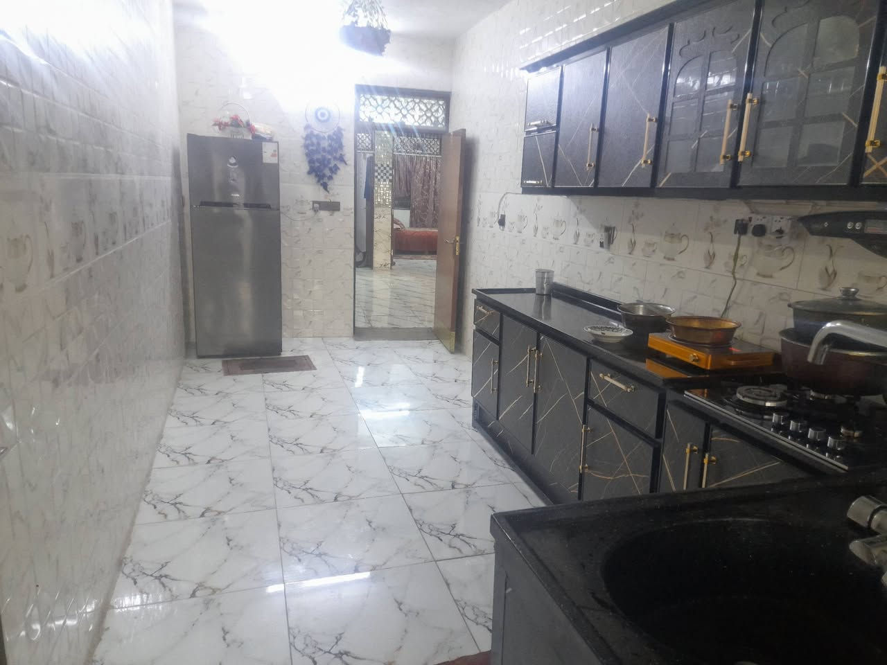 ‏بيت بالحميدية للبيع مساحة 260م واجيه 7ونص ونزال 36 مربع غرفتين واستقبال وحولي مطبخ حوش جبير عرض شارع 50م مقابل سياج حاكم زاملي بناء جديد 2025 سعره 125 وبي مجال ***********
