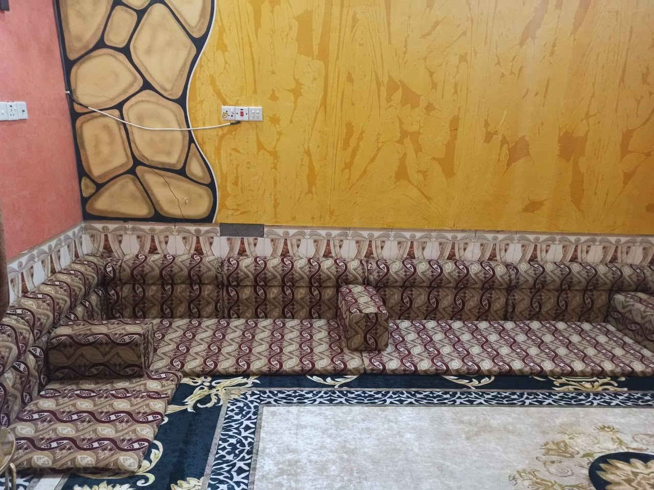 السلام عليكم ورحمة الله وبركاته
ديوان للبيع جديد وما بي اي ضرر
وهاي الصور وانت كلب براحتك 
الشراي يتصل واني خادم
سعره ب١٦٠ وبي مجال 
العنوان ذي قار سوق الشيوخ
للاستفسار الاتصال على الرقم التالي
***********
***********
