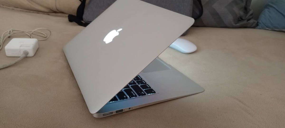 للبيع: ماك بوك إير 2017 (MacBook Air) نظيف جداً وبحالة ممتازة 🍏
لأصحاب الدراسة والعمل المكتبي، جهاز خفيف، سريع وبطارية ممتازة مع تصميم آبل الكلاسيكي (التفاحة المضيئة). الجهاز شغال 100% وبدون أي مشاكل.
⚙️ المواصفات:
الموديل: MacBook Air 2017 (شاشة 13 إنش)
المعالج: Intel Core i5
الرام: 8 GB (سلاسة تامة بالاستخدام)
الهارد الداخلي: 128 GB SSD
النظام: macOS Monterey
يجي معه هدية:
هارد خارجي مساحة 500 جيجا.
ماوس وايرلس.
حقيبة.
الشاحن الأصلي للجهاز.

💰 السعر: ٣٥٠ الف دينار عراقي
📍 المكان: صلاح الدين / الزوية ويوجد توصيل
      للتواصل على الخاص أو اتصال على الرقم التالي:
      ‏‪***********‬‏
