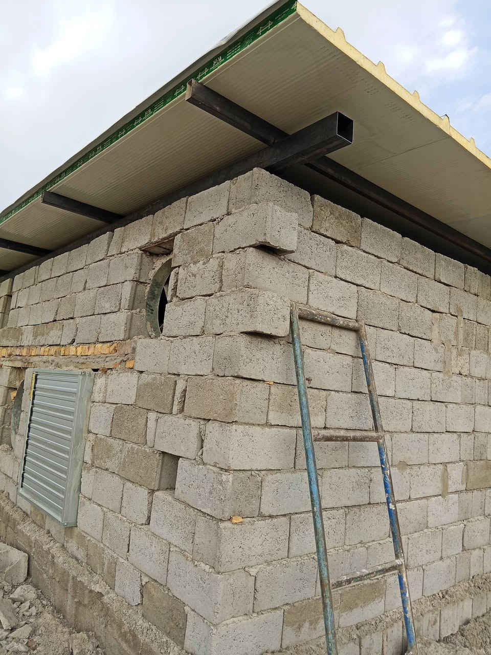 صار لمتر 25الف بس كرسته وعمل كرسته وعمل كرسته وعمل حديد 2ملم ثقيل حجم شخاط 4انج ***********
