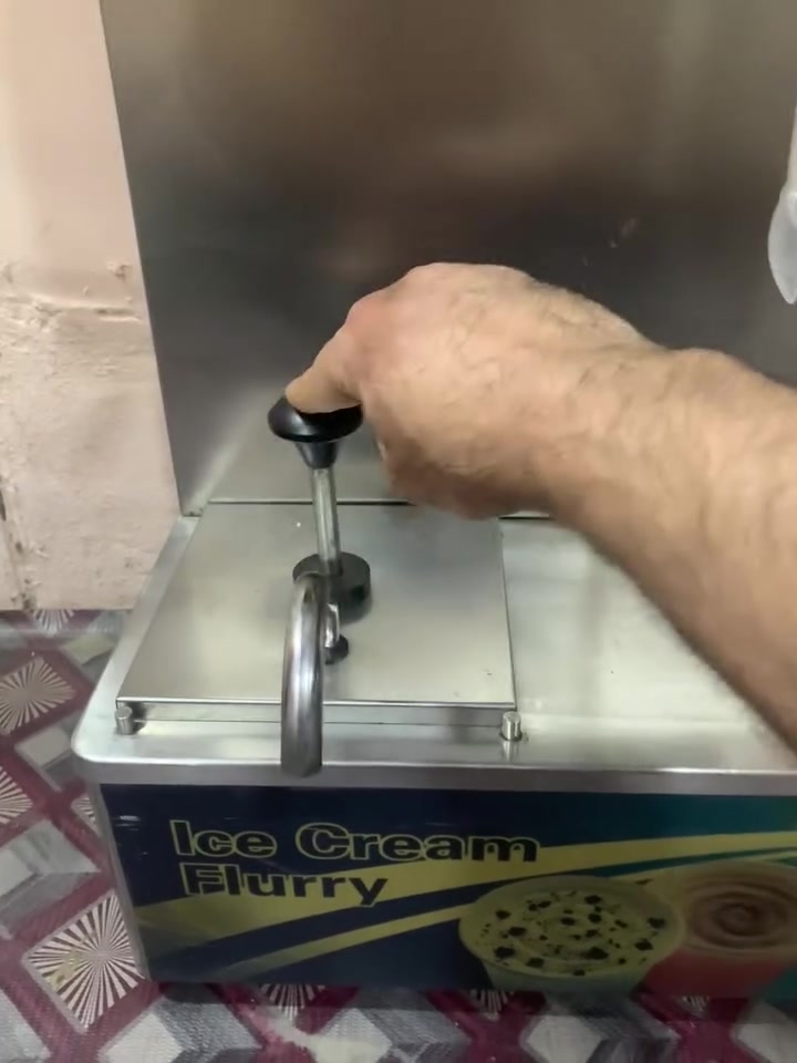 السلام عليكم ماكنة ميلك شيك استخدام جدا قليل للبيع السعر 400 دولار الشراي يتصل *********** وتساب بيها مجال بسيط
