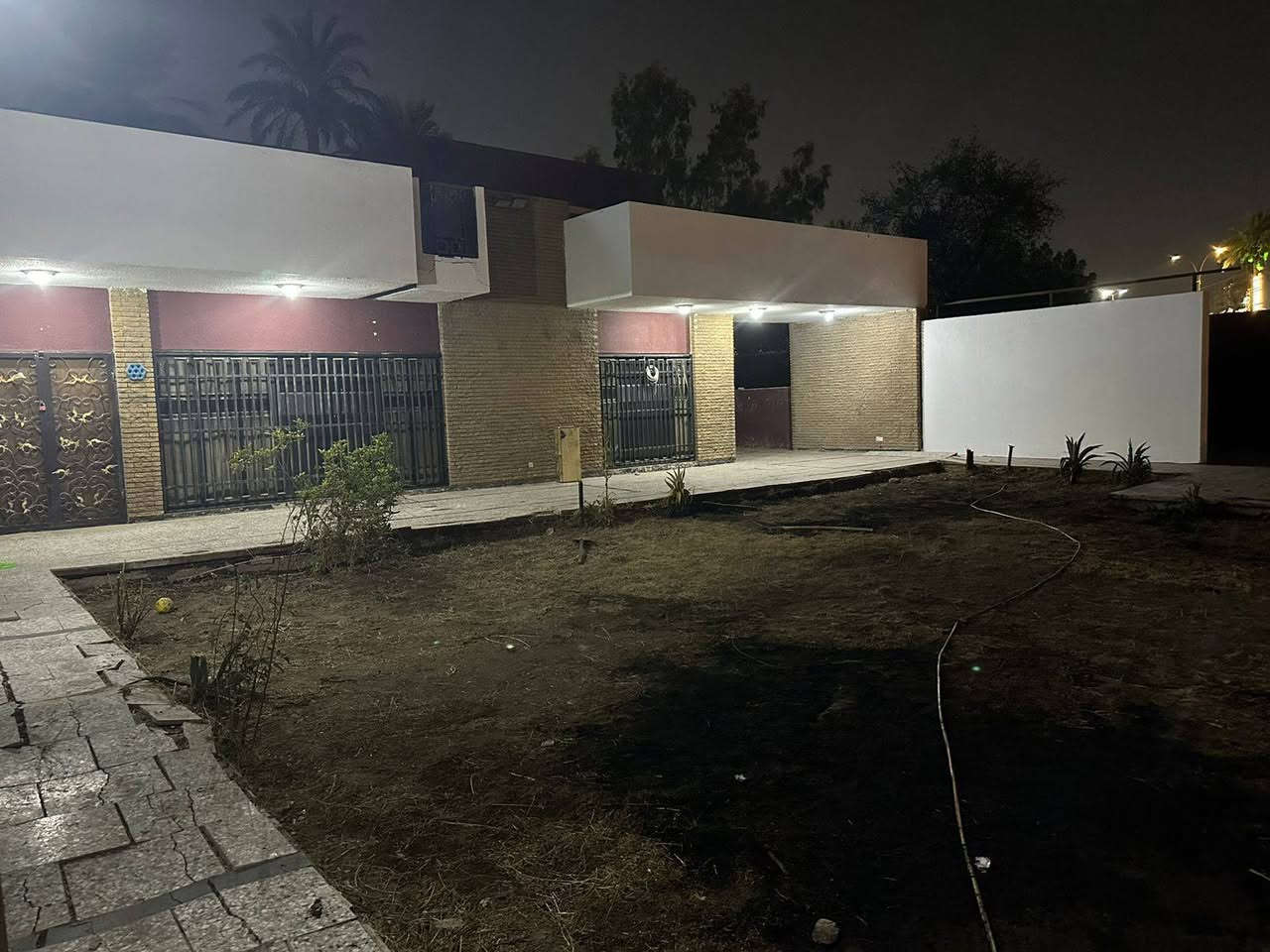 بيت مساحته ٨٣٥ م الواجه ٢٠ م ملك صرف نوع العقار اسم شخص واحد المكان بغداد الحارثية قرب مول الحارثية يبعد عن المول ١٥٠ متر او اقل سعر المتر ٣٧ ورقة  رقم وتساب لمعرفة التفاصيل ***********
