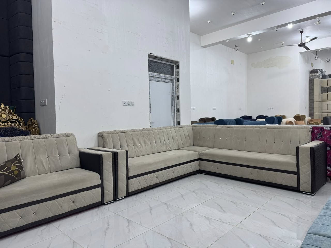 ديوان تركي ١٠ نفر 
للستفسار ع رقم *********** واتساب اتصال 
العنوان كوت زين القوس شارع مله
