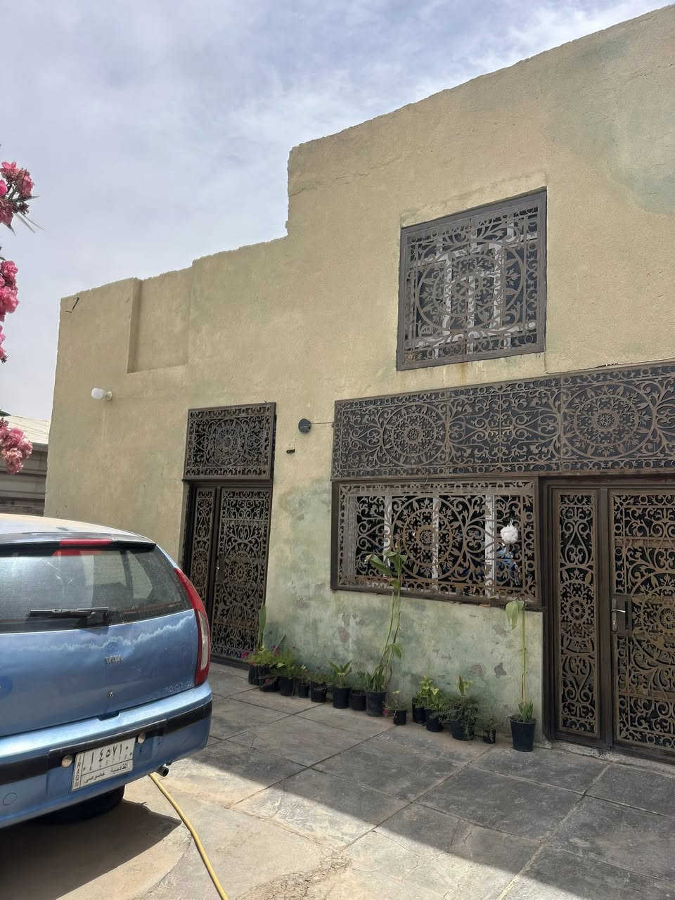 🚨 بيع مستعجل 🚨
دار سكنية بمساحة كبيره نوع البناء طابوق + عكاده !
📍 الموقع:
 الديوانية: خلف معمل الأصباغ (مقابل حسينية سيد يوشع).
📐 المواصفات والتفاصيل:
 المساحة الإجمالية: 500 متر مربع.
 نوع السند: طابو زراعي (سند 25).
 الخدمات المتوفرة: المنطقة مخدومة بالكامل (تبليط، إسالة ماء، كهرباء، مجاري).
🧱 التصميم الداخلي للدار:
 غرف النوم: 3 غرف نوم واسعة ومريحة + مخزن.
 : صالة كبيرة، استقبال ضيوف، مطبخ.
 الصحيات: مجموعات صحية متكاملة (داخلية وخارجية).

⚠️ ملاحظة: البيع مستعجل جداً، والفرصة مثالية لمن يبحث عن مساحة كبيرة بسعر مناسب جداً في سوق العقار الحالي.

📞 للاستفسار والتواصل:
لمعرفة السعر أو لتنسيق موعد لمعاينة العقار على أرض الواقع، يرجى الاتصال بنا مباشرة أو زيارة المكتب:
 الهاتف (آسيا سيل): ***********
 الهاتف (زين عراق): ***********
 العنوان: مراجعة مكتب الحولي للعقار
