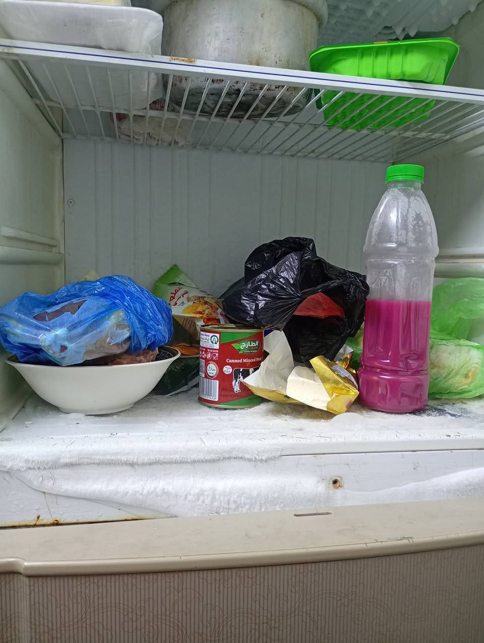 كاونتر البيع سعر 300 أو بي مجال وثلاجه حجم كبير 200 أو بي مجال المكان الزعفرنيه  *********** المعلومات اتصل
