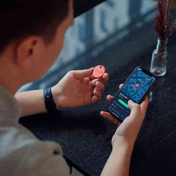 Chipolo Plus
 جهاز تعقب بلوتوث مقاومًا للماء، ويساعد على العثور على الأشياء المفقودة مثل المفاتيح أو الحقائب  أو الدراجات النارية 
يمكن توصيل الجهاز بهاتف ذكي عبر تطبيق Chipolo المتاح لنظامي iOS و Android
يحتوي الجهاز على بطارية  قابلة للاستبدال تدوم لمدة تصل إلى 12 شهرًا. 
يتميز بصوت تنبيه عالٍ يصل إلى 100 ديسيبل، مما يسهل العثور على العنصر المفقود.

للاستفسار خاص او  واتساب  او 
***********
او *********** 
 العنوان/بغداد/البياع/شهداء البياع /شارع سوق رضا  
*يوجد توصيل لجميع المحافظات
@إشارة
