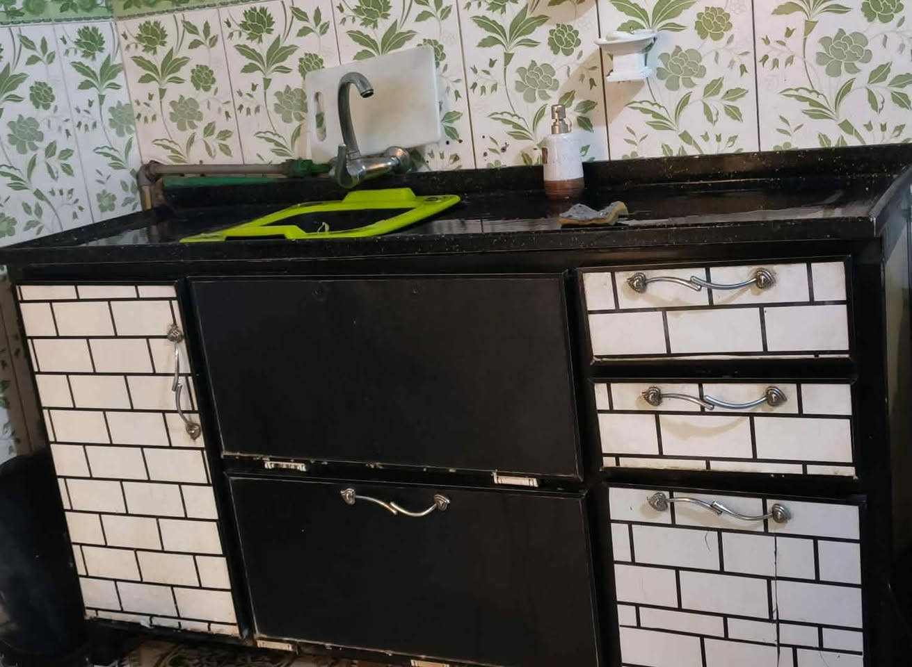 كاونتر للبيع قياس مرتين ونص السعر 170 وبيه مجال 
كاونتر مترين اله ربع مرمر للبيع ب 350 وبيه مجال 
ثلاجه للبيع الفريز يبرد بس بطن الثلاجه تبريدها قليل السعر 75
للبيع دوشك جربايه نفرين نظيف كلش السعر 75
للبيع مساند عشره وتكيات 6 السعر 75
للبيع كرسي طفل 15
للبيع مرجوحة عش ام الخيطين كلش جديدة
سعرهة 95
للبيع 3 طبلات السعر 35
بوفيه للبيع السعر 100 وبيها مجال 
مبرده للبيع استعمال قليل  السعر 300 وبيه مجال
للبيع ميز واربع طبلات جديد صار شهر من اخذته سعره 150
للبيع بيبان عدد 4 قياس
220ارتفاع
عرض 78 
السعر 60 وبيه مجال @إشارة


**إذا كنت صاحب هذا الإعلان وتريد حذفه لأي سبب، رجاءا أرسل رسالة إلى الدعم الفني**