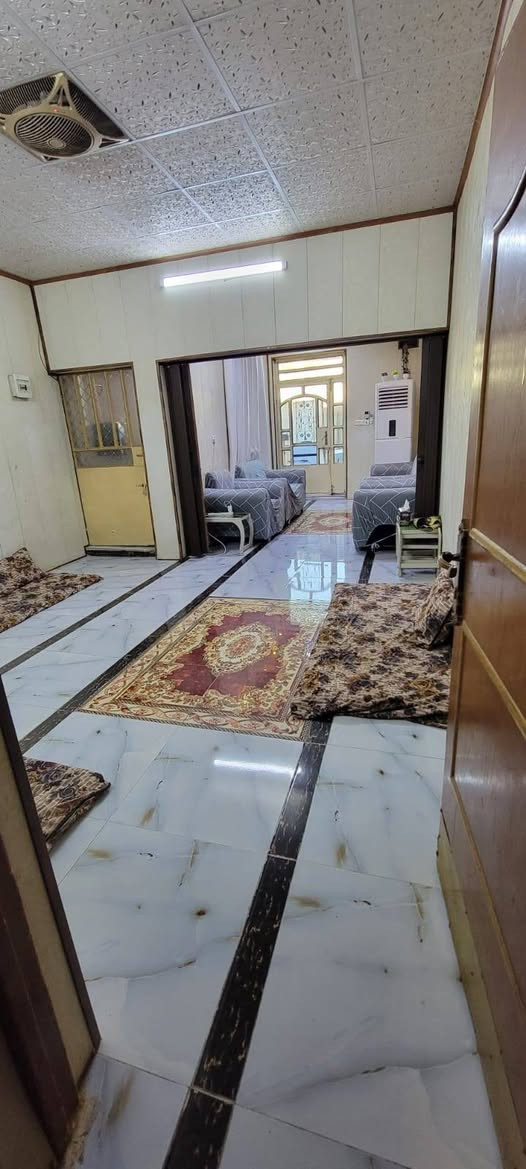 السلام عليكم..
دار للبيع 100 متر طابو سكني ملك صرف..
طابقين، مدخلين
#الطابق الاول...استقبال +هول⁦⁦ بينهما سلايد 
+ حولي فيه درج وحمام وتواليت + مطبخ + غرفة نوم كبيره + تواليت خارجي
ــــــــــــــــــــــــــــــــــــــــــ
# الطابق الثاني
غرفة نوم كبيره +بيتونه+السطح جدرانه صاعده للسقف يمكن اضافة بناء بسهوله
السعر   137 مليون
بغداد ابو دشير خلف ثانوية خديجه الكبرى.. وجه البيت على سياج المدرسه قرب مدرسة الفيالق
موقع مميز قرب جميع مراحل المدارس وقريب عنه المستوصف 
الاتصال  ***********
