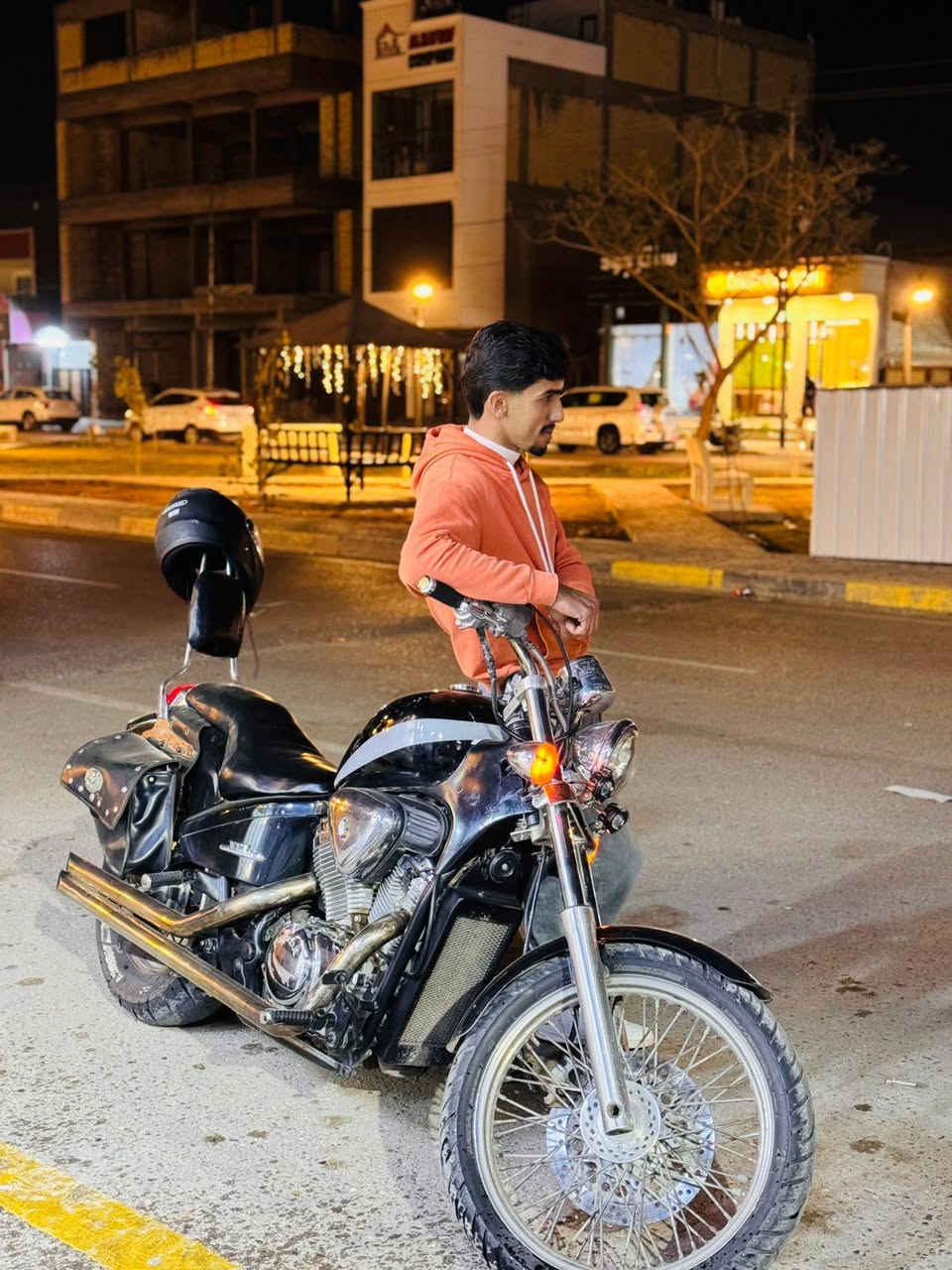 هارلي ستد 400cc للبيع الدراجه بلاديه ماملعوب بيه ابد محرك خير من الله شلعه تشك الكاع شك ونضافته شوفت عينك نقصه بس صفاحيه اليسره وتايره الخلفي شويه تعبان وياه جنط جانبيه وتشغيله نكره سلف بكل وقت عسما جاي تمطر ثلج كهربائيات كلهه شغاله اشاير بك لايت عالي ناصي كلهه شغال اوراق فقط يعني بس ينفتح الترقيم كبل تترقم
السعر 1650 وبيه مجال

مكانه واسط الصويره
***********
