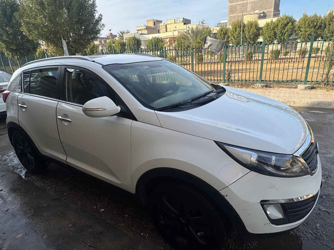 السلام عليكم سبورتج خليجي 13 بيها طخة بالدعامية مصلحة وبيها بارد بالجاملغ خلف السائق بسيط والباقي مكفول بيها منضومة غاز ماشية 115 الف كيلو بيها صوت رواجز صارلها سنتين على هاي الحالة السعر 145 وبيها بمجال مكاني الغزالية 
***********  موجود واتساب
