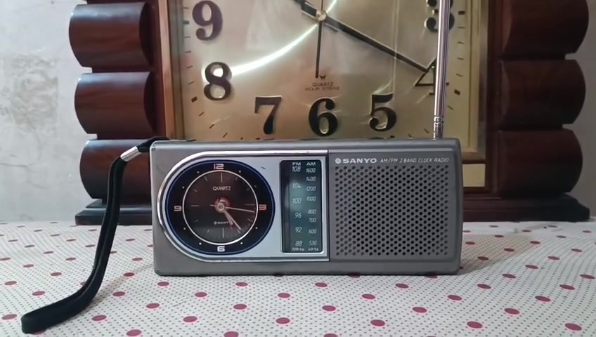 راديو ساعة محمول من شركة سانيو (Sanyo AM/FM 2 Band Clock Radio)، وتحديداً الطراز الكلاسيكي القديم.
راديو ساعة محمول من شركة سانيو (Sanyo AM/FM 2 Band Clock Radio)، وتحديداً الطراز الكلاسيكي القديم.تفاصيل الجهازالعلامة التجارية: Sanyo (سانيو).الوظيفة الأساسية: راديو ثنائي الموجات (AM/FM) مدمج مع ساعة عقارب كوارتز (Quartz).التصميم: هيكل مستطيل رمادي اللون، يحتوي على شبكة مكبر الصوت جهة اليمين، ومؤشر الترددات في المنتصف، والساعة جهة اليسار.الميزات: مزود بحزام معصم للحمل وهوائي (أنتينا) قابل للتمدد في الأعلى لالتقاط الإشارة.
ملاحظة نقص غطاء بطارية ساعه 
السعر 45مع توصيل


**إذا كنت صاحب هذا الإعلان وتريد حذفه لأي سبب، رجاءا أرسل رسالة إلى الدعم الفني**