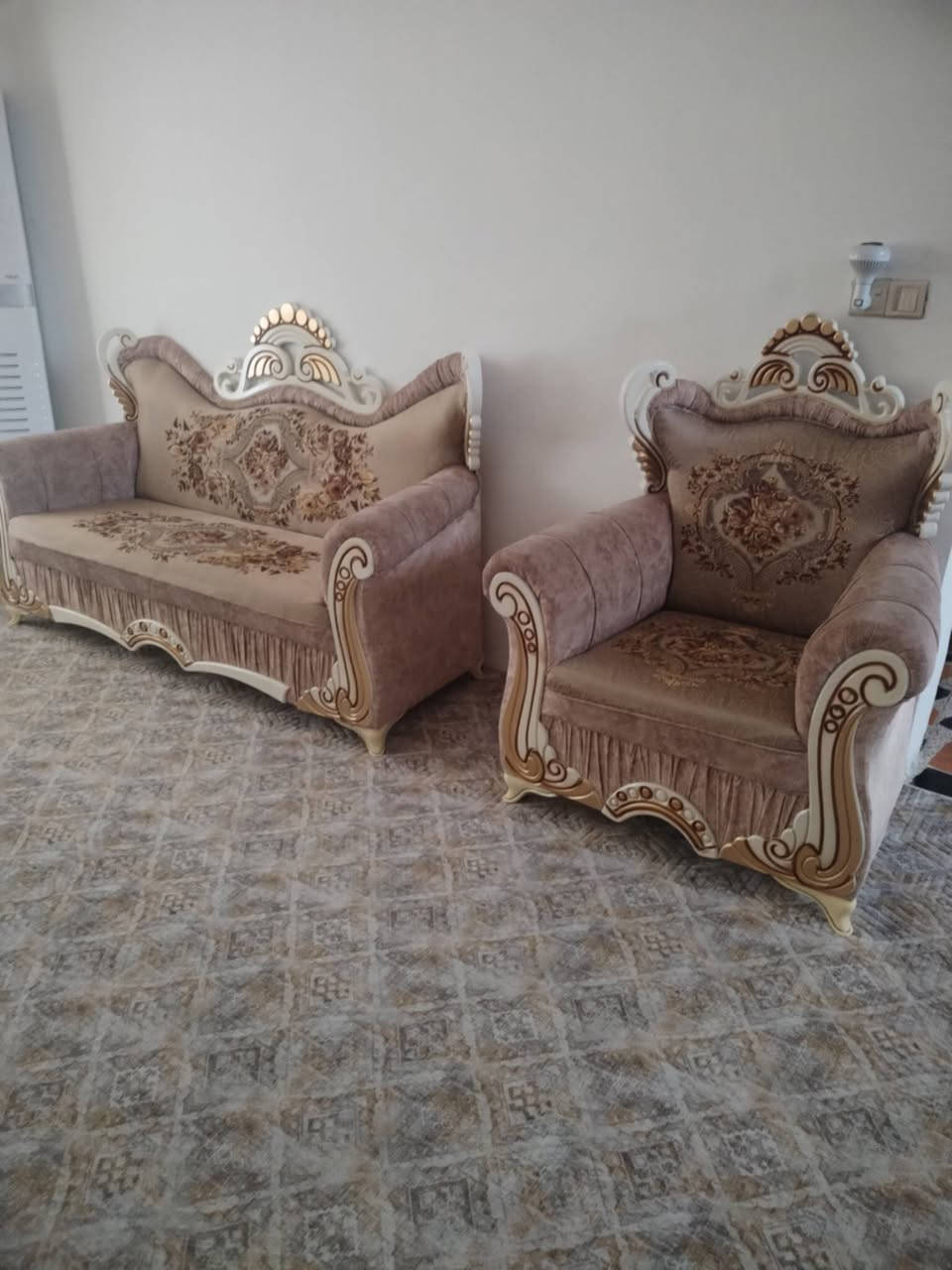 بسم الله الرحمن الرحيم 
يتوفر اثاث منزل مستخدم بحالة ممتازة للبيع 
قنفات 4 . 2 : السعر 650 الف . شغل درجة اولى حطاطة 

الكاونتر مليون ونص جديد تفصال طول خمسة أمتار وعرضه ثلاثه والسنك مترين كله مرمر وسله داخليه
للعلم تكلفة تفصال الكاونتر 3 مليون . بس يبيعون بنص القيمة 

طبلة للاستقبال ب20 الف دينار


**إذا كنت صاحب هذا الإعلان وتريد حذفه لأي سبب، رجاءا أرسل رسالة إلى الدعم الفني**