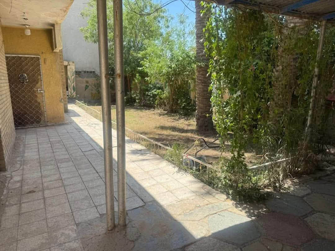 منزل للايجار في منطقه حي الغدير قرب اعداديه الغدير عبور جسر الانوار مساحه500م2 يحتوي على 3 غرف ،هول ،استقبال ،مطبخ وحديقه كبيره للاستفسار الاتصال على الرقم ***********

