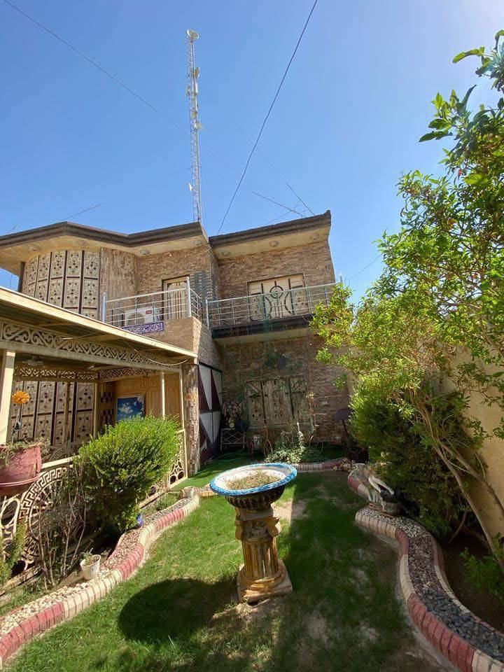 دار للبيع بناء حديث مساحة 400م حي الحكيم بـ نزلة افران ومعجنات المهدي

 الطابق الاولى : غرفة نوم صاله ممر داخلي مطبخ حار بارد وصحيات
 
الطابق الثاني : 4 غرف نوم ومرر وصحيات
 
يتكون من واجهتين امامية بيها حديقتين والواجهة الخلفيه يوجد كراج للسيارة وحديقه 
للاستفسار 
‭0772 386 0984
