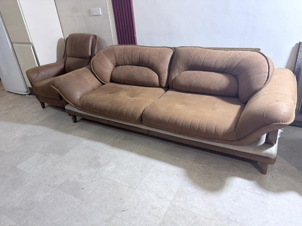 تخم قنفات 10 مقاعد تركي مستعمل … باب اول ثكيل…..  القماش ووتر بروف …. المقاعد الكبيره تتحول سرير
المكان المنصور
واتس اب ***********
