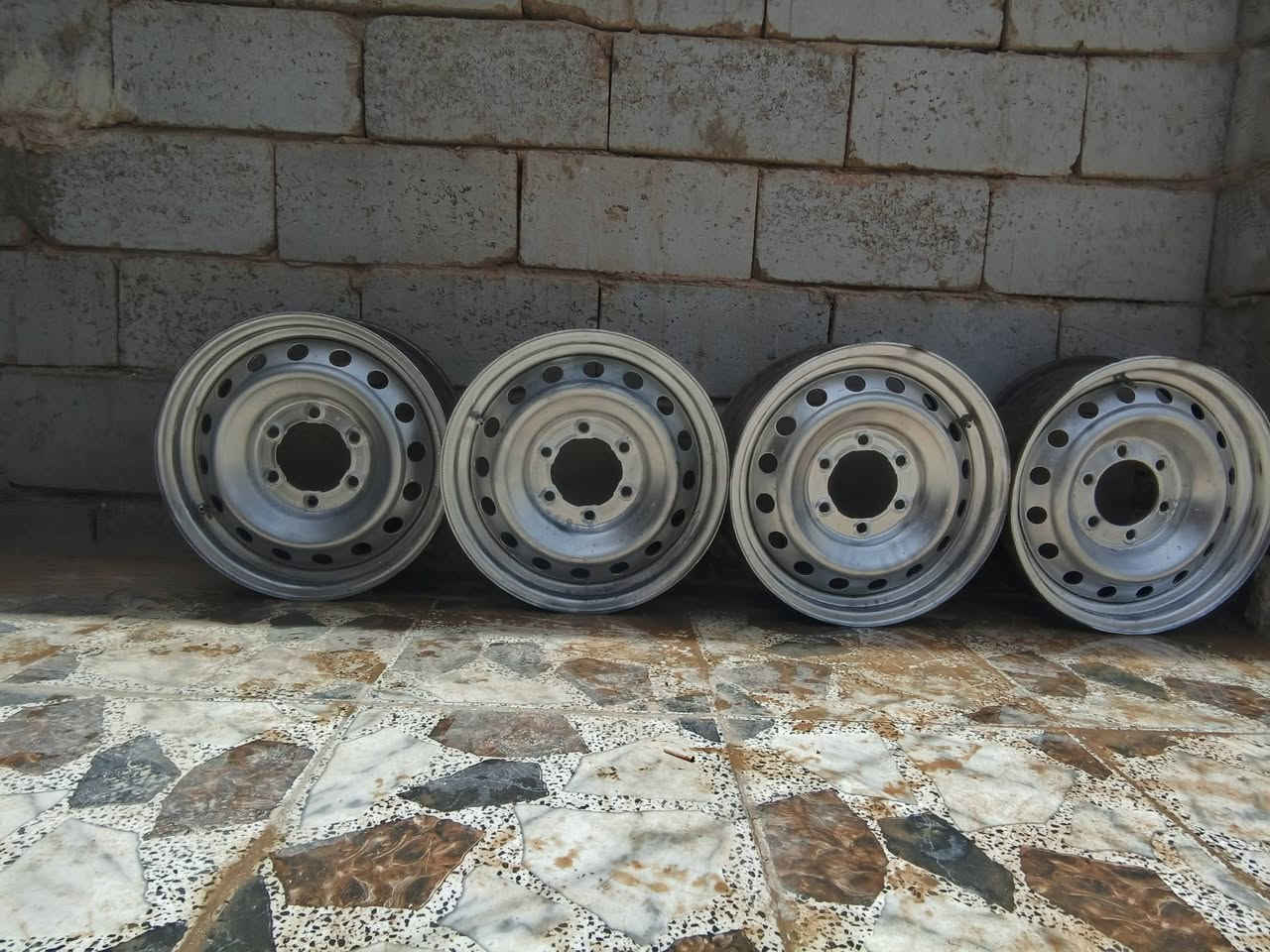 السلام عليكم للبيع وياله مال مونيكا سعر 300 مكانه النجف ***********
