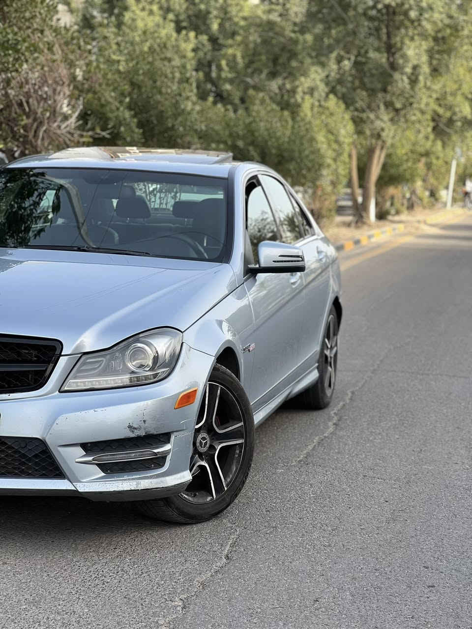 السلام عليكم
للبيع فقط

مارسدس C250 2013 
رقم بغداد بأسمي
محرك 1800 توربو 
السيارة صاروخ واقتصادية
ماشية 163 كيلو
حادث جاملغ خلفي بدون ايرباك ( خلف السائق ) 

مواصفات : 
كشنات كهرباء + تدفئة
ميموري كشن سائق
سلايد
لايتات زينون
كاربلي + اندورويد اوتو
حساسات خلفية
لاتيات ترحيب
ستيرن كهرباء ترحيب
وضعيات قيادة سبورت وايكو

السيارة مكفولة كير ومكينة

السعر 13,500 دولار وبيها مجال بسيط

مكان السيارة - بغداد حي الحسين
هاتف *********** متوفر واتساب
