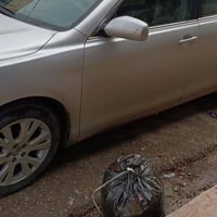 كامري 2009 امريكي بدون دعم وصبغ نهائيا بيها مكانين بارد صغير  كير محرك...