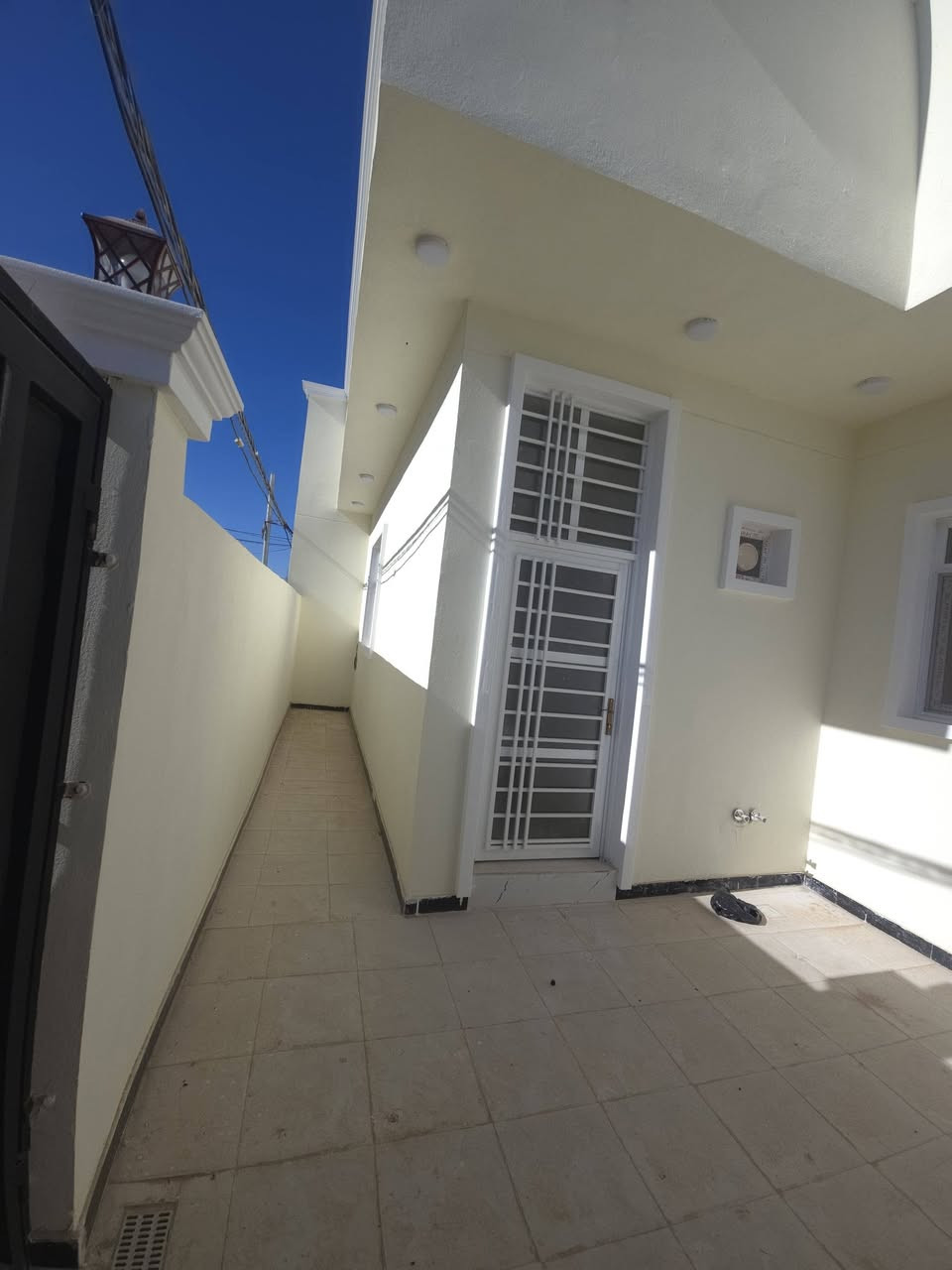 السلام عليكم رمظان كريم
بيت زراعي سند 25 مشمول بالتمليك مساحه 200 متر 
حي الجامعه قريب جدآ عل الطابو خدمات عامه مجاري كهرباء مولده مدارس ثالث بيت عن الطابو 
تفاصيل البيت 
غرفه نوم عدد ٢ 
صاله كبيره 
استقبال 
مطبخ حار +بارد 
مناور عدد ٢ 
صحيات داخليه او خارجيه 
طارمه 
استفسار اتصال 
*********** 
او زياره المكتب 
مكتب علي كتاب للعقار والمقاولات العامه حي الجامعه منتصف شارع 20
