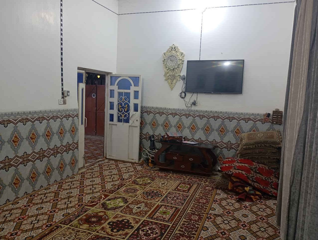 سلام عليكم بيت ركن  وعرصة للبيع المساحة الكلية 250 متر البيت يحتوي على ثلاث غرف وصالة واستقبال وصحيات ومطبخ العنوان الحولي قرب سيد جمال الياسري 
الاستفسار ***********
