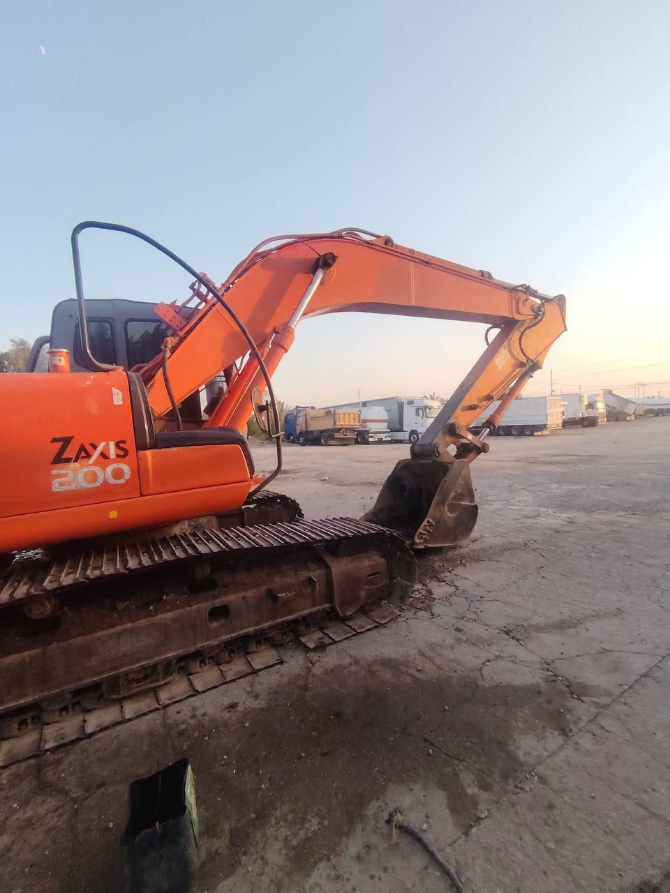 حفاره زت 200 للبيع موديل 2006 باسمي جاهزه للعمل من محرك وكنترول مضخه حداديه كله جاهزه ماسسه نقار ***********
