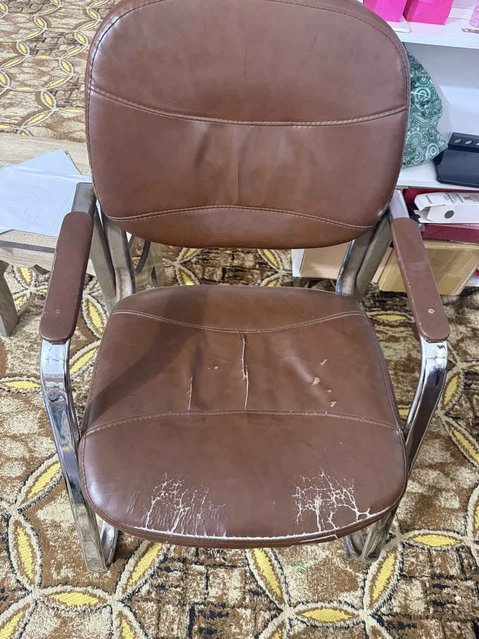 سلام عليكم ميز مكتبي جديد اقفاله سسويج نسختين مع كرسي حديد سعر٦٥مكاني اطوريج
***********
