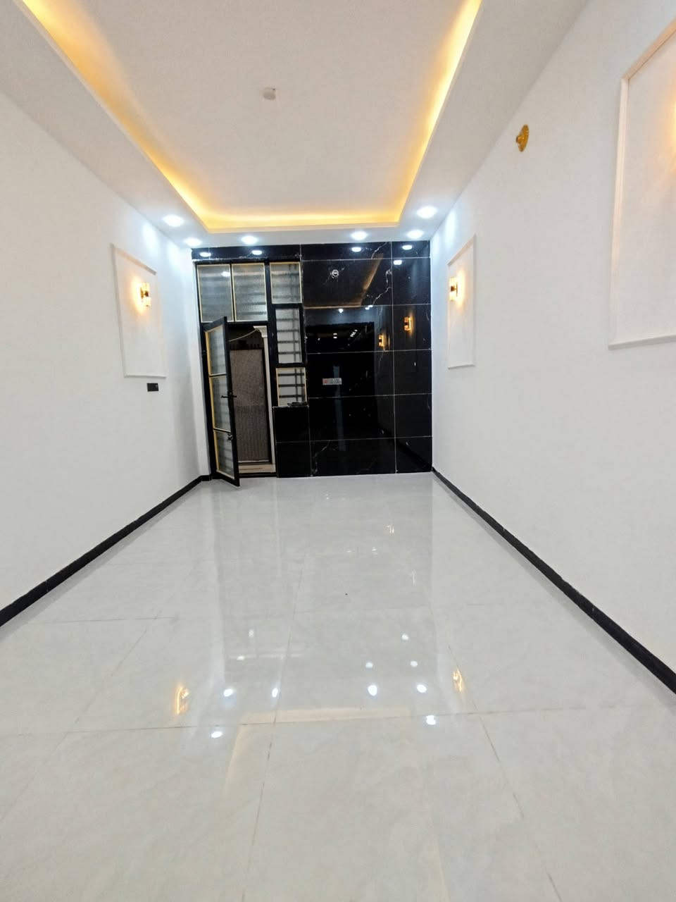 🏠 بيت للبيع في حي الوفاء 🏠
المواصفات:

​المساحة: 100 متر (بناء جديد - طابقين).

​الموقع: حي الوفاء، شارع 10.

​التفاصيل: 3 غرف نوم، أرضيات بورسلين، سقوف جبسون بورد، أبواب تركية درجة أولى. السعر 175 مليون

​للتواصل والاستفسار:

📞 ***********

📍 مكتب العوادي العقاري - النجف الأشرف - حي السلام (مقابل جوهرة العرب).
