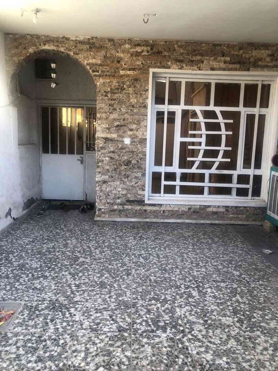 السلام عليكم
بيت للبيع المساحة 100متر 
الواجهه 5 النزال 20 طابو صرف ترميم جديد مسلح
-مدخلين
-استقبال حولي جبير 
-يحتوي على ثلاث غرف نوم
-شارع عريض 15متر 
العنوان شارع الصحة مقابل مطعم محمد الكردي 
للإستفسار ***********
السعر 195 وبي مجال
