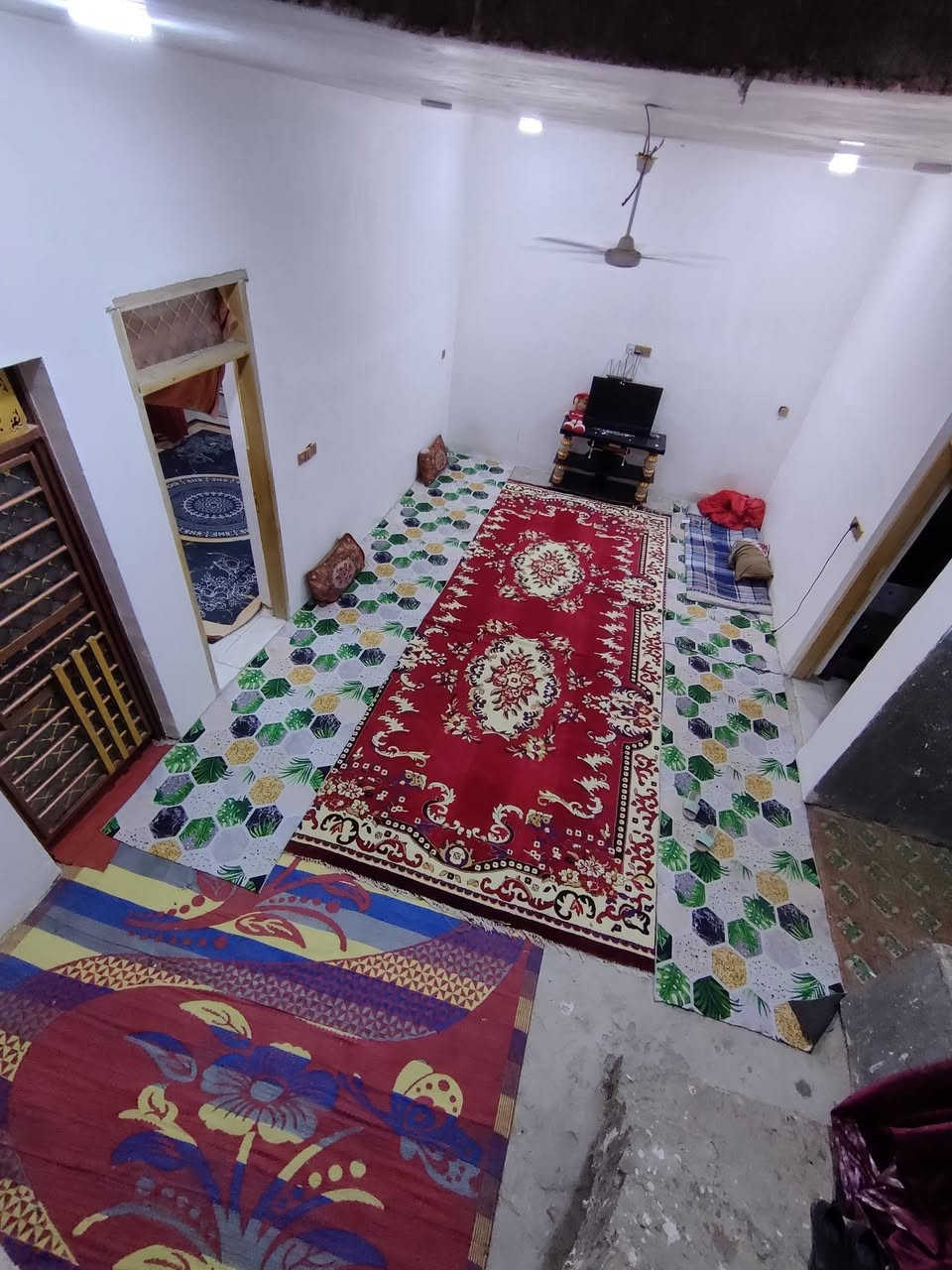 بيت طابو زراعي سند 25 مشمول بالتطويب مساحة 220
يحتوي على "
غرفتين نوم وحده جوه و وحده فوك
صالة
براني
مطبخ
صحيات داخلي وخارجي  
حديقه
كراج سيارة
باب مدخل 2
نقوصات البيت:
 ارضية الصالة
سيراميك الحمام الداخلي
سيراميك الدرج
سيراميك المطبخ
تكملة سيراميك الحمامات 
اما الباقي كله مكتمل 
بناء درجة اولى البيت كله طابوگ 
الاساس والسقف صب كونكريت مسلح 
شوارع تبليط وجميع الخدمات متوفره ماي كهرباء مدارس كافة الخدمات 
العنوان :
قرب حي الزيتون بنزلة سيد هاشم قريب ع شارع العام 
سعر 65 وبي مجال للشراي  
شراي اتصل على الرقم: ***********
