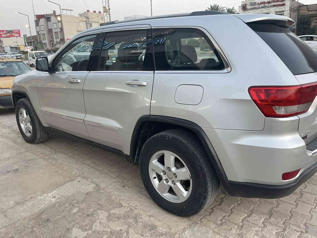 سلام عليكم
جيب لاريدو 2011 رقم سليمانيه محرك 3600 
صبغ باب الجنطه قليل  
وباب الخلفي جهت اليسار مفتوح البراغي بي بارد 
داخله كلين مواصفا عاديه 
محرك تبريد كير كاردن حداديه بحاله جيده ادامه كامله عل سياره منضومة بانزين كامله جديده  تخم تاير جديد 
شرط السونار والصور نفس السياره
السعر 163
***********
