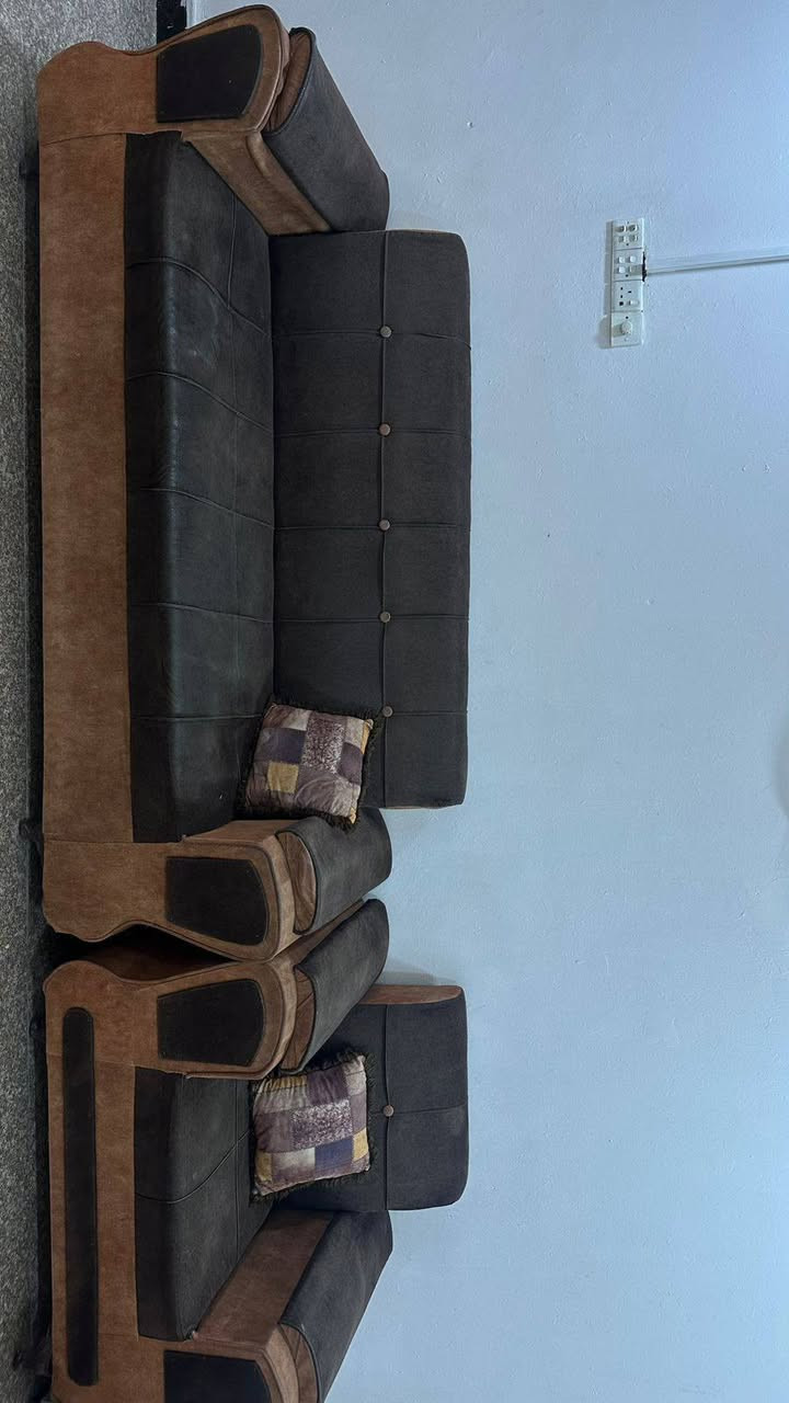 قنفات للبيع عدد ١٠ مقاعد
٢ كبار و  ١  سط و  ٢ صغار
للاتصال  ***********
