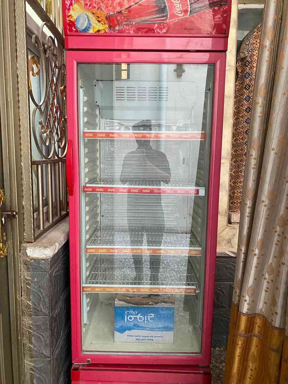 السلام عليكم براد للبيع كلشي مابيه يبرد بيع مستعجل سعر 250 وبيه مجال التواصل ***********
