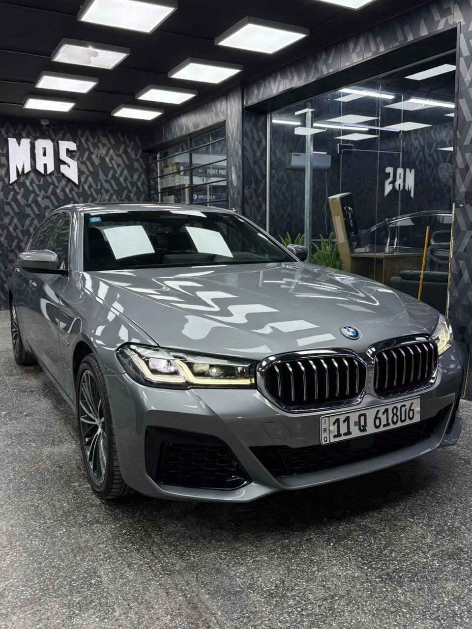 السلام عليكم مديل 2023  B M W فئه 530e فول الفول 1/1 هايبرد شحن بانزين بغداد مشروع وطني رقم نكليزي المحرك: بنزين 4 أسطوانات سعة 2.0 لتر (TwinPower Turbo) + محرك كهربائي (eDrive).
القوة الإجمالية: 292 حصان.
عزم الدوران: يبلغ حوالي 295 رطل-قدم (420 نيوتن متر تقريباً).
ناقل الحركة: أوتوماتيك رياضي (Steptronic) من 8 سرعات.
البطارية: سعة 19.4 كيلوواط/ساعة (في الطرازات المحدثة).
التسارع: من 0 إلى 100 كم/ساعة في حوالي 5.6 - 5.9 ثانية.
المدى الكهربائي: يصل إلى 102 كم (حسب معيار WLTP).
التصميم الخارجي:
مصابيح أمامية LASER LIGHT.
فتحة سقف.
جنوط رياضية بمقاسات مختلفة (غالباً 18 أو 19 بوصة).
حساسات أمامية وخلفية مع كاميرات 360 درجة.
أبواب شفط (Soft-close).
التجهيزات الداخلية والتقنية:
فرش جلد طبيعي عالي الجودة.
شاشة عرض رقمية للعدادات وشاشة تعمل باللمس للمعلومات والترفيه (iDrive).
نظام صوتي فاخر.
إضاءة داخلية محيطية متعددة الألوان.
تدفئة وتبريد للمقاعد الأمامية.
شاحن لاسلكي للهاتف.
تحكم مناخي منفصل (تكييف أوتوماتيك متعدد المناطق).
أنظمة الأمان والسلامة:
نظام رادار أمامي للتحذير من التصادم.
نظام الحفاظ على المسار (Lane Keeping Assist).
نقطة عمياء (Blind Spot Detection).
نظام الكبح التلقائي للطوارئ.
السعر مناسب جدا  العنوان بغداد حي الاعلام قرب شركة الببسي ***********
