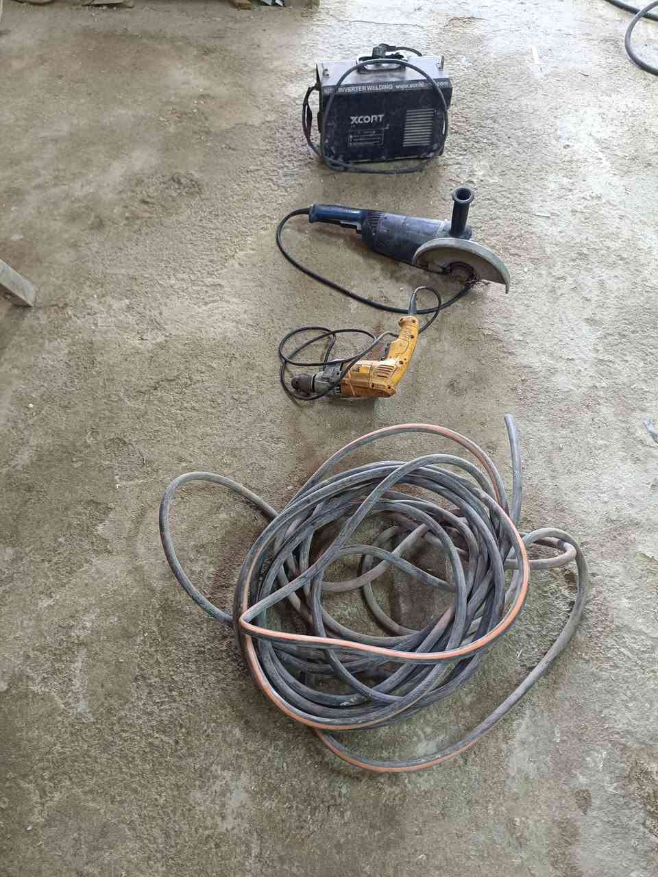 سلام عليكم 
للبيع 
مكينه الحيم ماعرف عطله 
كوسره بوش عاطله 
درين انجيكو عاطل 
كتر ابو القياش انجيكو جديد شغال 
صونده مال كمبريسر 
قيم وأخذ 
تصال ***********
