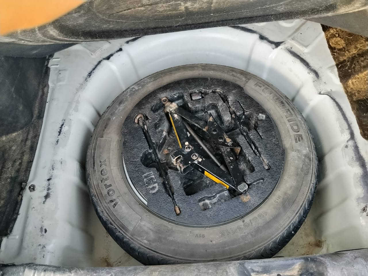 السلام عليكم ورحمة الله وبركاته للبيع كيه سيراتو موديل 9خليجي ماشيه 260 الف  رقم 11بغداد بأسمي مكفوله من لتبديل ولدواخل للسيارة جاهزه كير محرك حداديه تبريد كفاله تخم  تاير ويل عادي بيه صبغ محدد بل صور سعر87 وبيه مجال بسيط جوه 80مابيع مكاني نجف كوفه ***********
