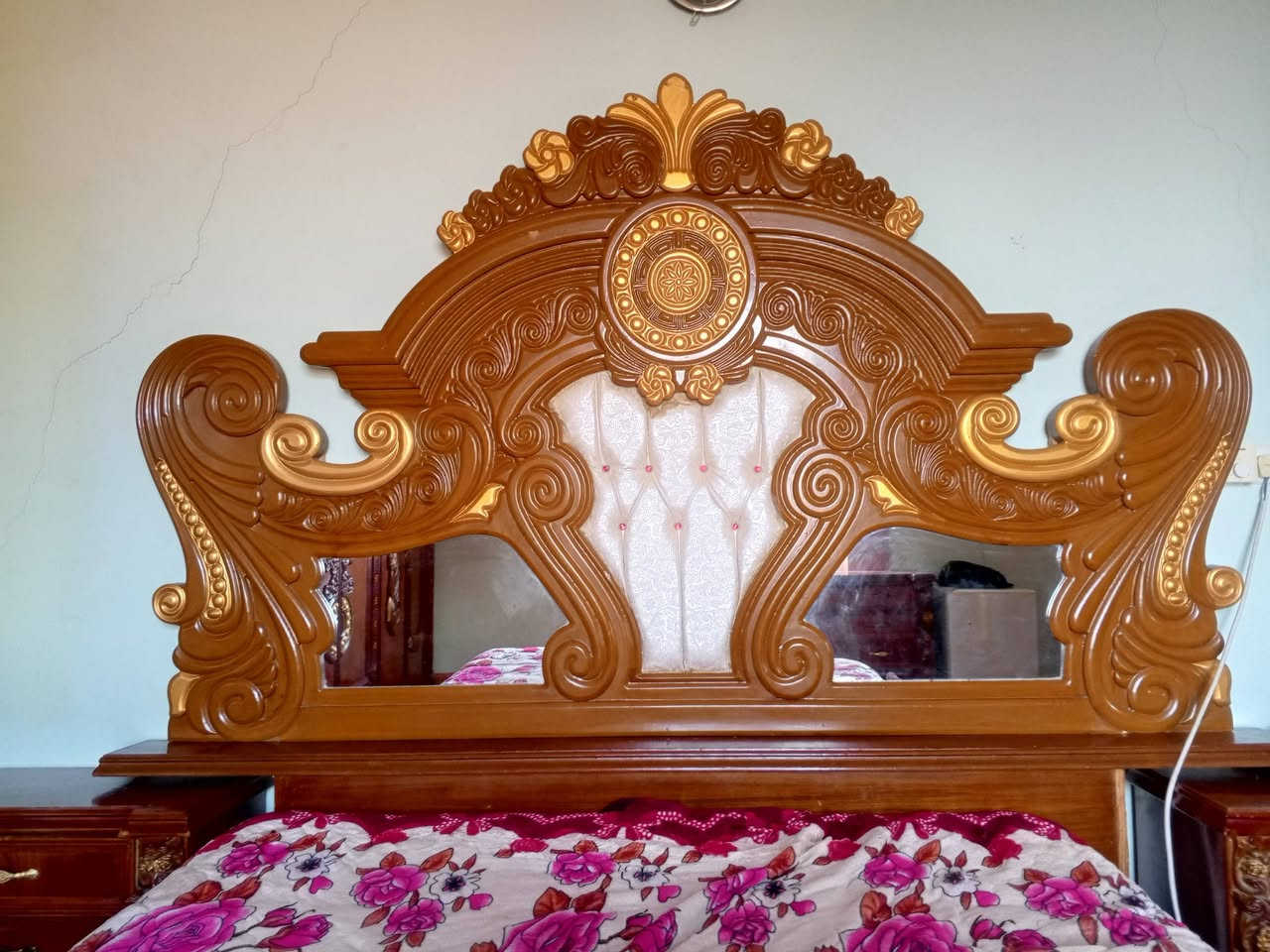 سلام عليكم من رخصه الادمن غرفه خشاب للبيع خشب عراقي زان مصري كنتور ست بوب جربايه تاج مثل ما موضح بل صور واحسن نضيفه حيل ما مستخدمه هواي للا ستفسار على الرقم *********** عليه وتساب
