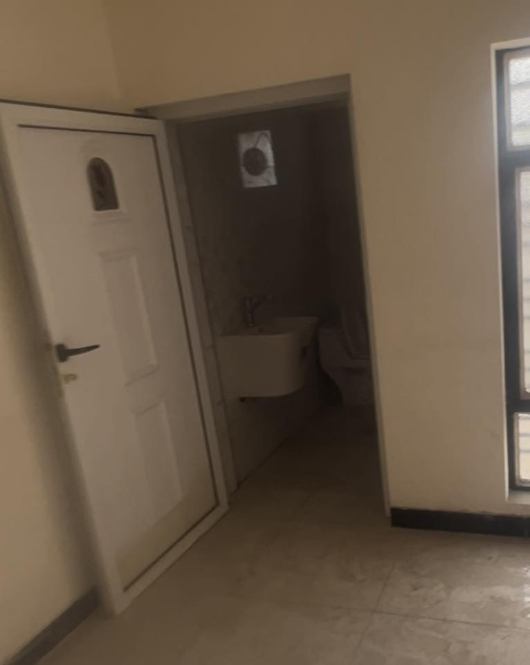 السلام عليكم   للبيع مساحة  80 م
بناء قديم كاع يباع 
 حي تونس فلافل السيد 330 م قريب حسينية حجه المنتظر ع 
*********** الاستفسار
